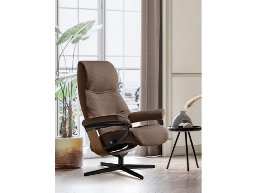 Entdecken Sie den Stressless® Phillip (M) Cross: Hochwertiges Abelia Caramel Leder, Eiche & Mattschwarz, ergonomischer Komfort und innovative Relaxfunktionen.
