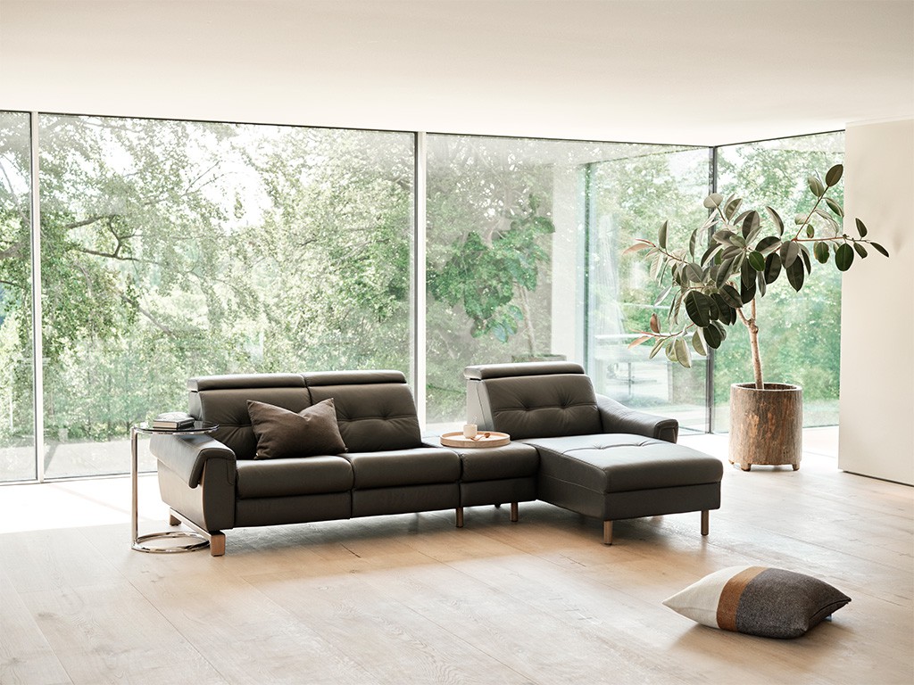 <p>Entdecke das Stressless® Anna Sofa: Modular, flexibel und motorisierbar. Wähle aus Modulen, Farben, Materialien und Funktionen für dein perfektes Wohlfühlsofa.</p>