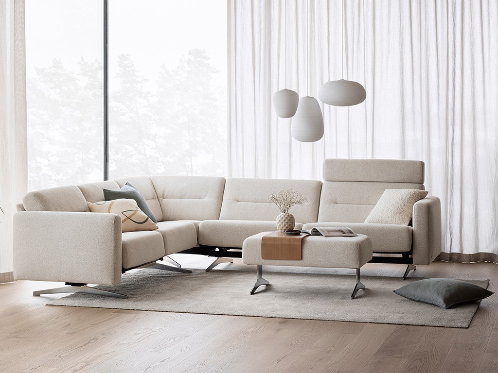 Erlebe das Stressless® Stella Sofa mit BalanceAdapt™ System: Dynamisch anpassbare Sitze, modulare 1-, 2- und 2,5-Sitzer sowie Eckkombinationen. Variante mit Holzdetails verfügbar. Komfort, Flexibilität und Stil perfekt vereint.