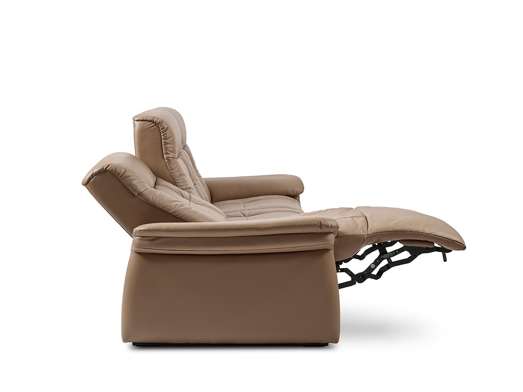 Entdecke das Stressless® Mary Sofa: sanfte Formen, weiche Polster und optionale Motorfunktionen für Rückenlehne & Fußstütze. Erhältlich mit gepolsterter Armlehne oder eleganten Holzdetails.
