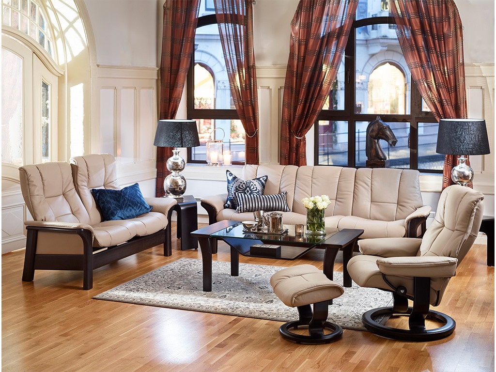 Entdecke das Stressless® Buckingham Sofa: klassische Eleganz mit Holzdetails, sanfte Kurven und verstellbaren Sitzen. Erhältlich mit hoher oder niedriger Rückenlehne für individuellen Komfort.