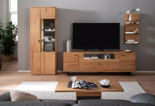 Wohnwand in Naturholz mit Fernseher