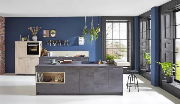 Küchenblock grau mit Holzelementen im Hintergrund