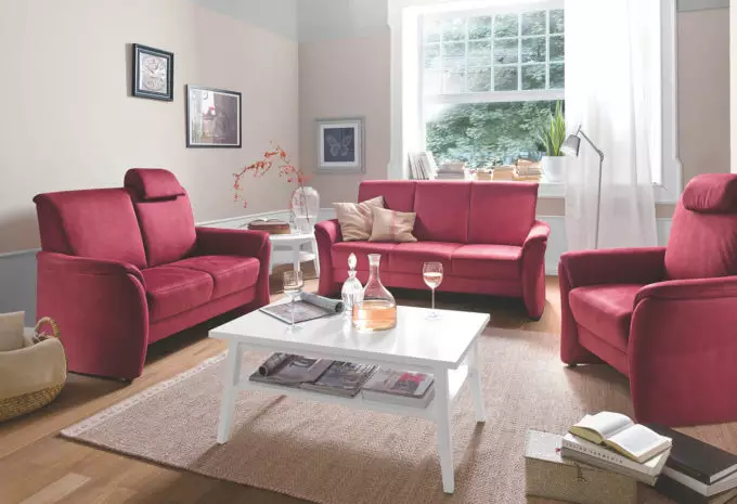 Sofa in rot im Wohnzimmer
